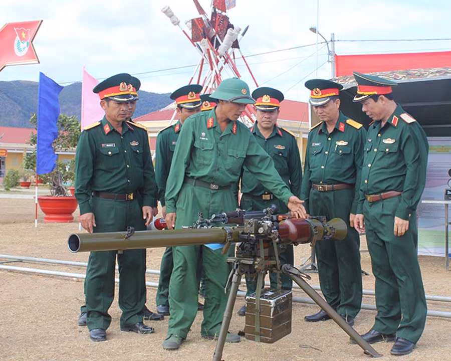 Kiểm tra vũ khí trang bị phục vụ huấn luyện. Ảnh: V.H Kiểm tra vũ khí trang bị phục vụ huấn luyện. Ảnh: V.H