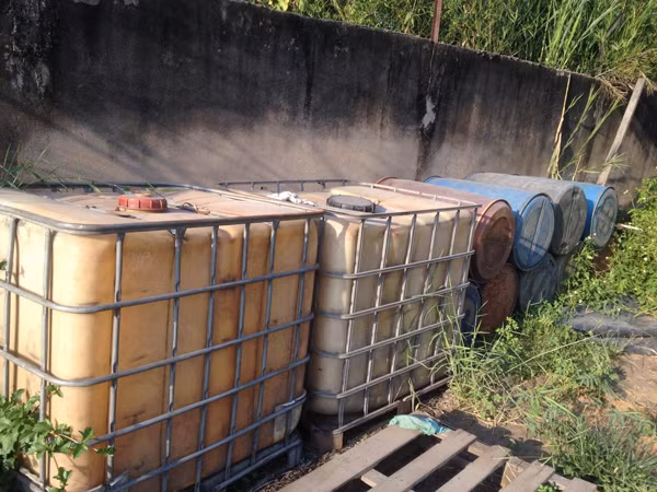 Xăng dầu bị hút trộm từ các xe bồn được chứa trong những can lớn
