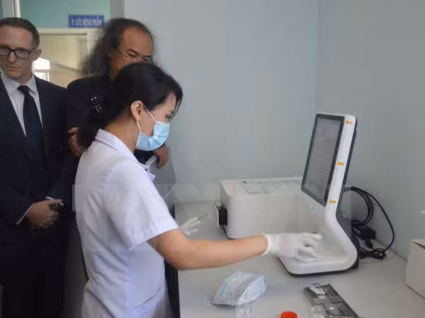 Bác sỹ Bệnh viện Ung bướu Đà Nẵng thao tác máy xét nghiệm đột biến cho bệnh nhân ung thư phổi không tế bào nhỏ.
