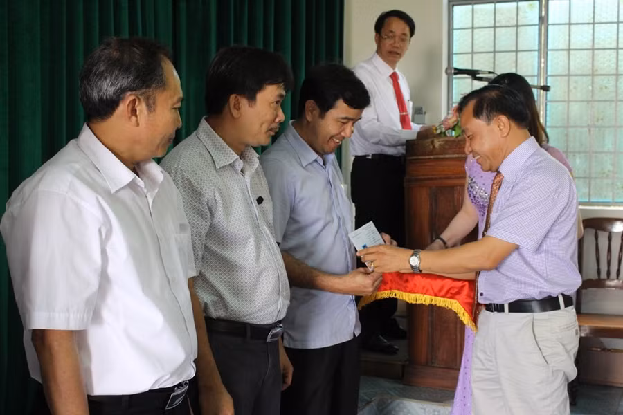  Trao chứng chỉ hoàn thành khóa bồi dưỡng ngạch chuyên viên cao cấp. Ảnh: P.L