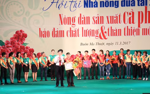 Ban Tổ chức trao giải cho các đội tại hội thi.