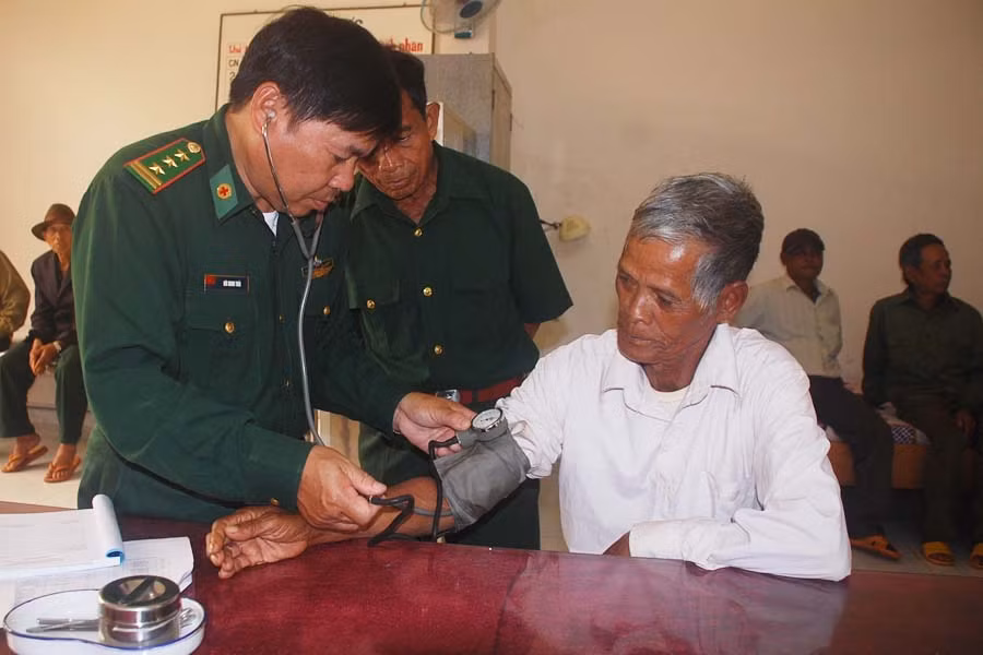  Bộ đội Biên phòng chăm sóc sức khỏe cho già làng. Ảnh P.D