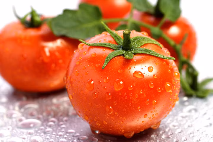 Cà chua: Cà chua rất giàu vitamin C và vitamin E, có thể ngăn chặn sự biến dạng của ngực; vitamin E giúp ngực phát triển vú, giúp vùng da ở ngực đàn hồi và linh hoạt hơn.