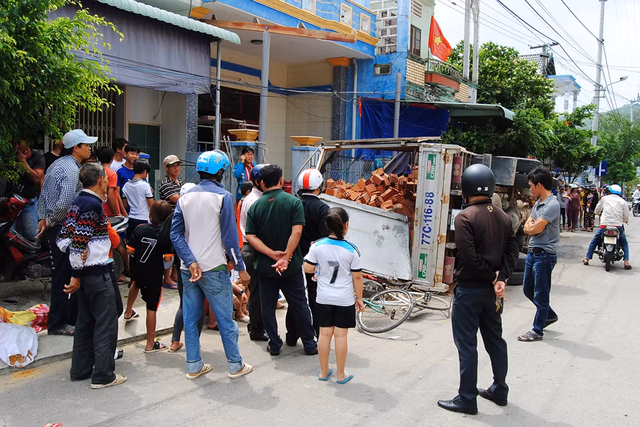 Rất đông người dân trong xã đến xem vụ tai nạn và ai cũng “khiếp vía”. Ảnh: N.N