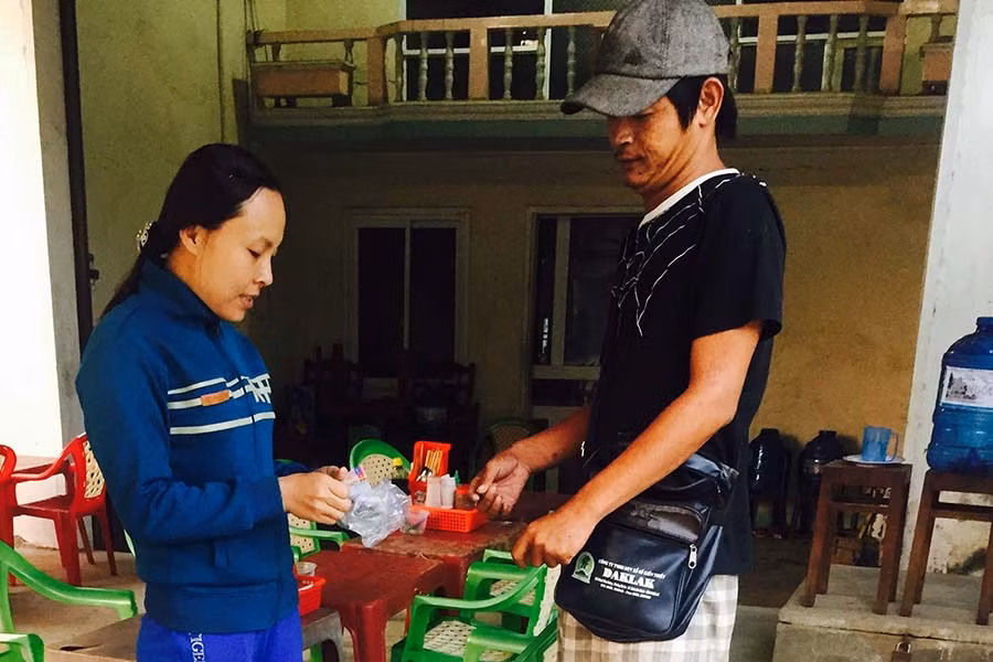 Công việc hàng ngày của Chung là bán vé số. Ảnh: M.D Công việc hàng ngày của Chung là bán vé số. Ảnh: M.D