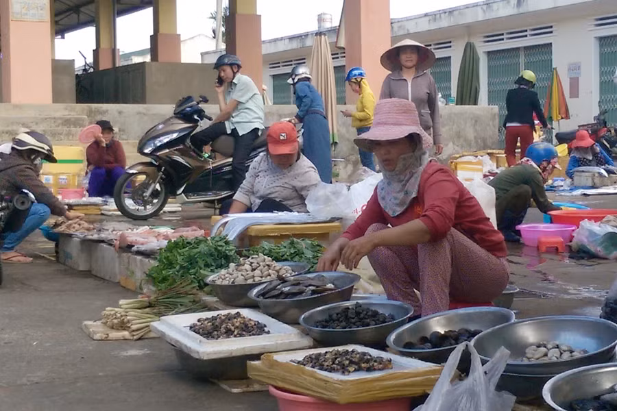 Chợ Hoa Lư mới hiện đã có một số hộ tự nguyện vào buôn bán. Ảnh: D.Q