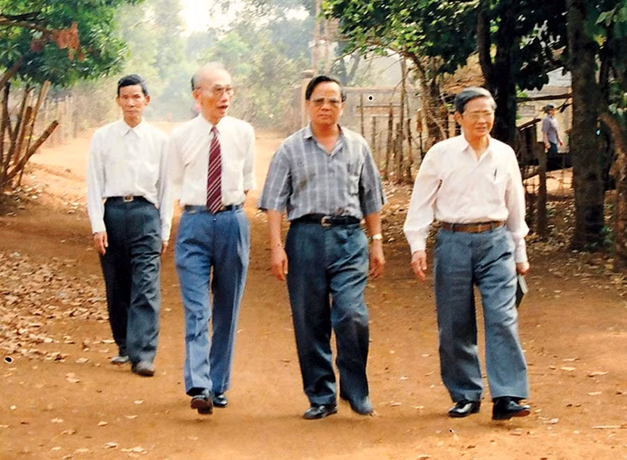  Đồng chí Phan Bá (thứ 3 từ phải sang) thăm lại Gia Lai năm 1997. Ảnh: Đức Thanh