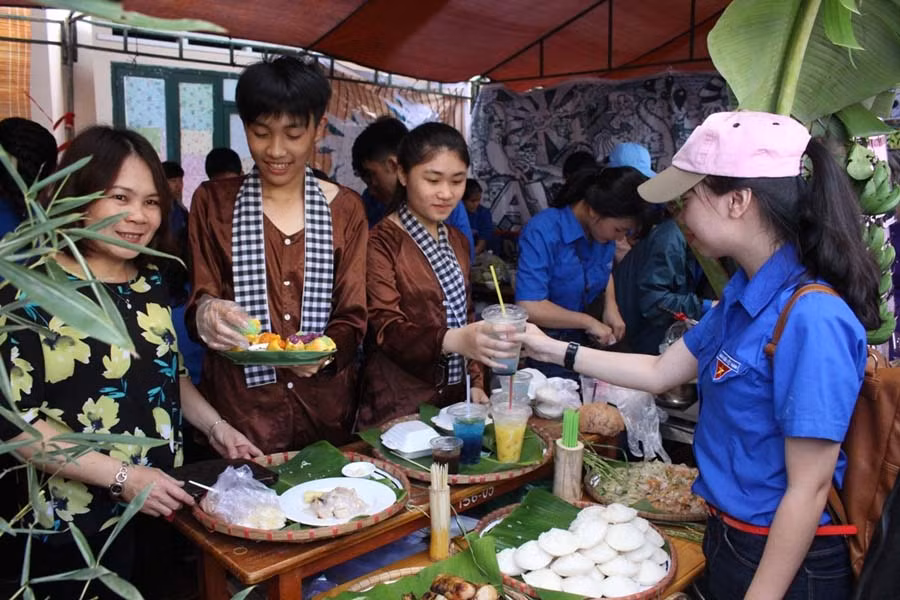 Gian hàng đậm chất Nam bộ của học sinh Trường THPT Phan Bội Châu. Ảnh: T.B Gian hàng đậm chất Nam bộ của học sinh Trường THPT Phan Bội Châu. Ảnh: T.B