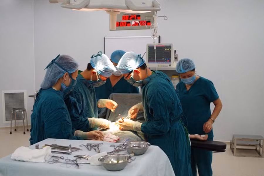  Bác sĩ Phạm Xuân An (thứ 2 bên phải) đang phẫu thuật tại bệnh viện. Ảnh: S.T