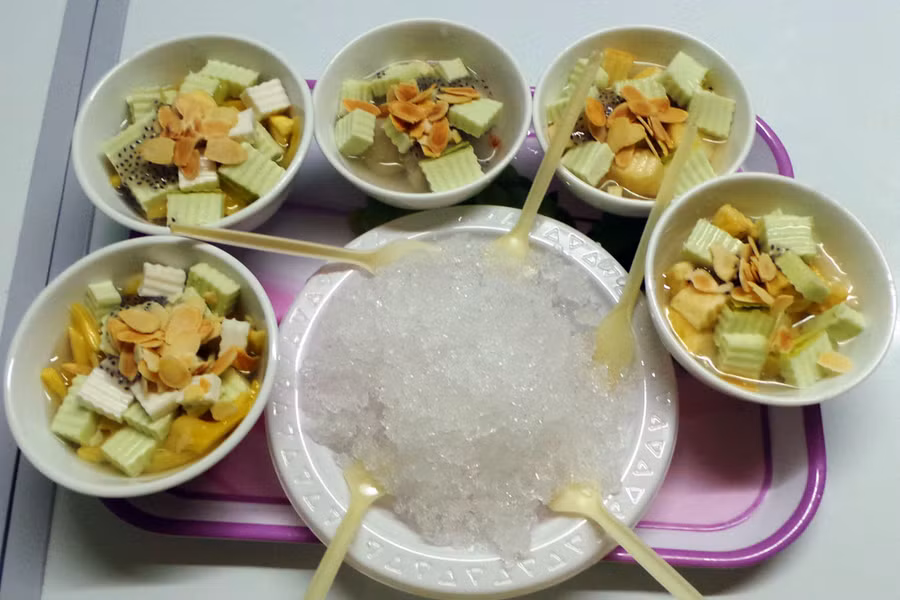 Chè khúc bạch được ủ lạnh trong những bát sứ trắng có vị thanh mát. Ảnh: Trần Dung Chè Khúc bạch được ủ lạnh trong những bát sứ trắng có vị thanh mát. Ảnh: Trần Dung