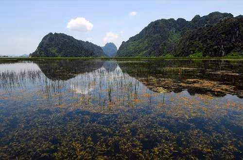 Non nước hữu tình đầm Vân Long. Non nước hữu tình đầm Vân Long.