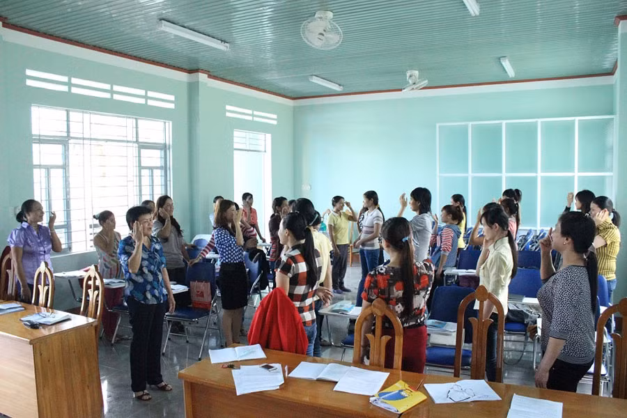 Các học viên hào hứng với các tiết học của lớp nghiệp vụ bảo mẫu. Ảnh: Phương Linh