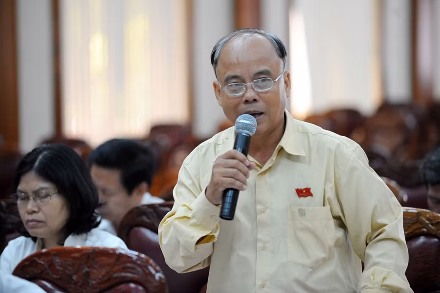 Đại biểu tham gia ý kiến tại tổ. Ảnh: Nguyễn Giác
