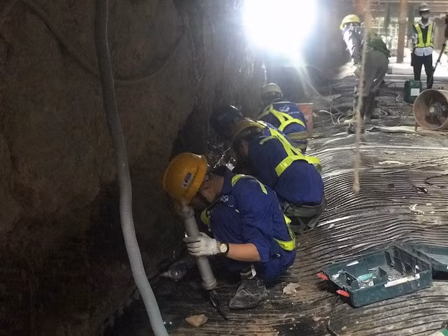 Ban QLĐSĐT quyết tâm đẩy nhanh tiến độ của các hạng mục trên toàn tuyến metro. Cụ thể, hạng mục thi công tái lập đường Lê Lợi (đoạn Đồng Khởi đến Pasteur) và Công viên trước Nhà hát TP dự kiến hoàn thành trước 30.4, sớm hơn 2 tháng so với kế hoạch ban đầu là tháng 6. Ban QLĐSĐT quyết tâm đẩy nhanh tiến độ của các hạng mục trên toàn tuyến metro. Cụ thể, hạng mục thi công tái lập đường Lê Lợi (đoạn Đồng Khởi đến Pasteur) và Công viên trước Nhà hát TP dự kiến hoàn thành trước 30.4, sớm hơn 2 tháng so với kế hoạch ban đầu là tháng 6.