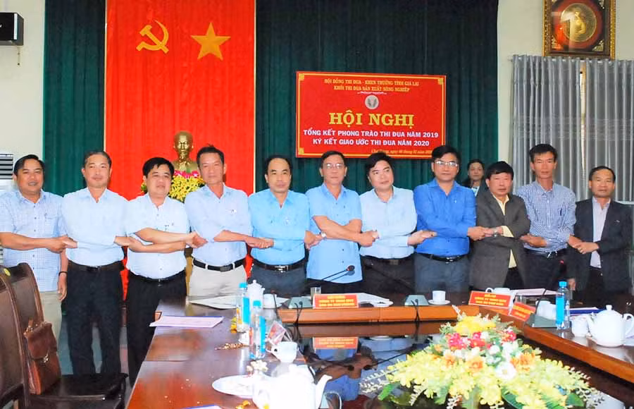  Lãnh đạo các doanh nghiệp của Khối thi đua sản xuất nông nghiệp tỉnh thể hiện tinh thần đoàn kết cùng nhau vượt qua khó khăn. Ảnh: Đ.Y