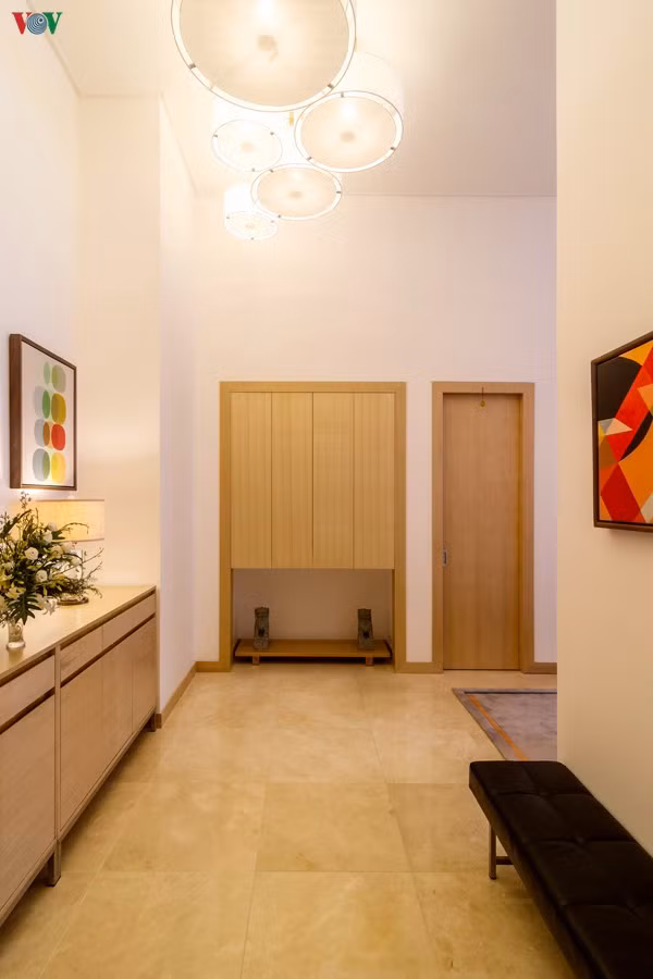 Hành lang nội bộ rộng rãi, sinh động bởi những đồ nội thất trang trí, kết hợp với đèn chiếu sáng, tranh treo tường tạo nên sự hấp dẫn thay vì đơn điệu như thường thấy. Hành lang nội bộ rộng rãi, sinh động bởi những đồ nội thất trang trí, kết hợp với đèn chiếu sáng, tranh treo tường tạo nên sự hấp dẫn thay vì đơn điệu như thường thấy.