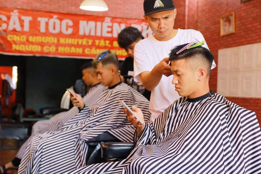  Một tiệm cắt tóc trên đường Phạm Văn Đồng (TP. Pleiku). Ảnh: ĐINH HUY HOÀNG