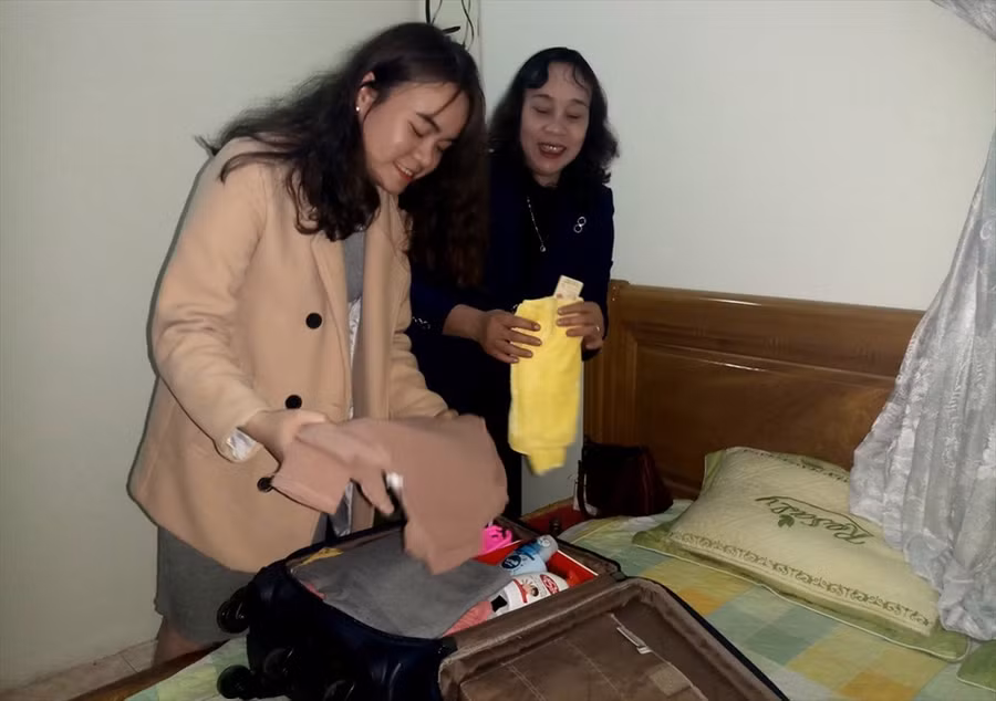 Thanh Ngọc cùng mẹ chuẩn bị những tư trang, vật dụng cá nhân, sẵn sàng cho ngày nhập ngũ. Ảnh: Quách Du 