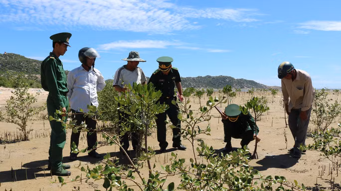 Chiến sĩ Đồn Biên phòng Vĩnh Hy tuần tra cùng người dân thôn Mỹ Hiệp. ẢNH: NGỌC TRUNG