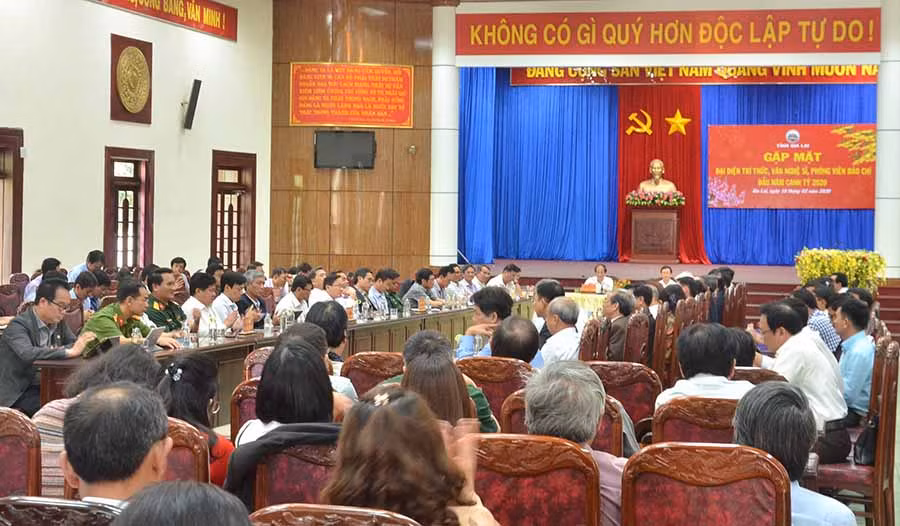 Quang cảnh buổi gặp mặt đại diện trí thức, văn nghệ sĩ, phóng viên báo chí trên địa bàn tỉnh Gia Lai. Ảnh: P.L