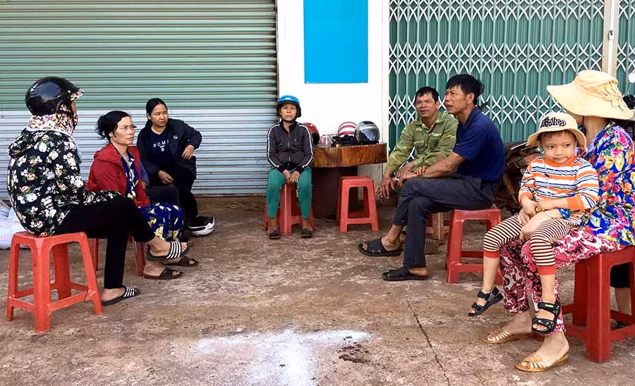  Người dân thôn Đoàn Kết (xã Chư Pơng, huyện Chư Sê) đến chia buồn với gia đình anh Mạnh, chị Phượng chiều 6-2. Ảnh: L.H