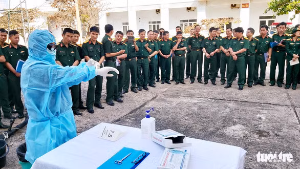 Tập huấn phương án phòng chống dịch COVID-19 cho cán bộ, chiến sĩ tại các khu cách ly do quân độiq quản lý - Ảnh: QUANG HÙNG Tập huấn phương án phòng chống dịch COVID-19 cho cán bộ, chiến sĩ tại các khu cách ly do quân độiq quản lý - Ảnh: QUANG HÙNG