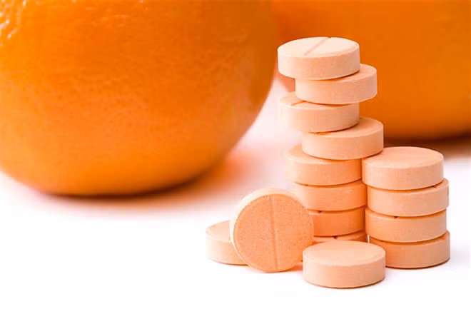 Đối với nam giới trưởng thành, lượng vitamin C được khuyến nghị là 65 - 90 mg, phụ nữ là 65 - 75 mg và ngưỡng tối đa đều là 2.000 mg mỗi ngày - Ảnh minh họa: Shutterstock