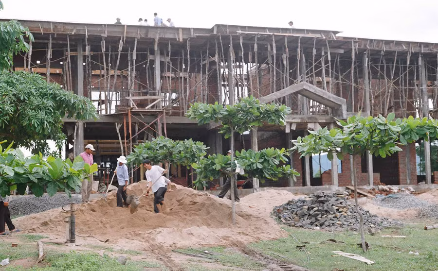 Đầu tư xây dựng cơ sở hạ tầng góp phần phát triển kinh tế xã hội. Ảnh: Thanh Nhật