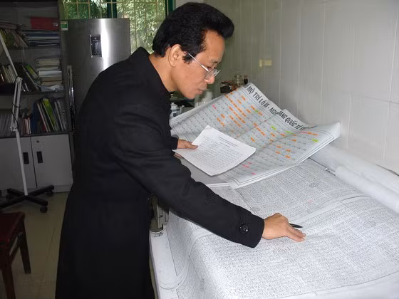 Cựu chiến binh Trần Đình Huân kiểm tra hồ sơ và đối chiếu thông tin liệt sĩ 
