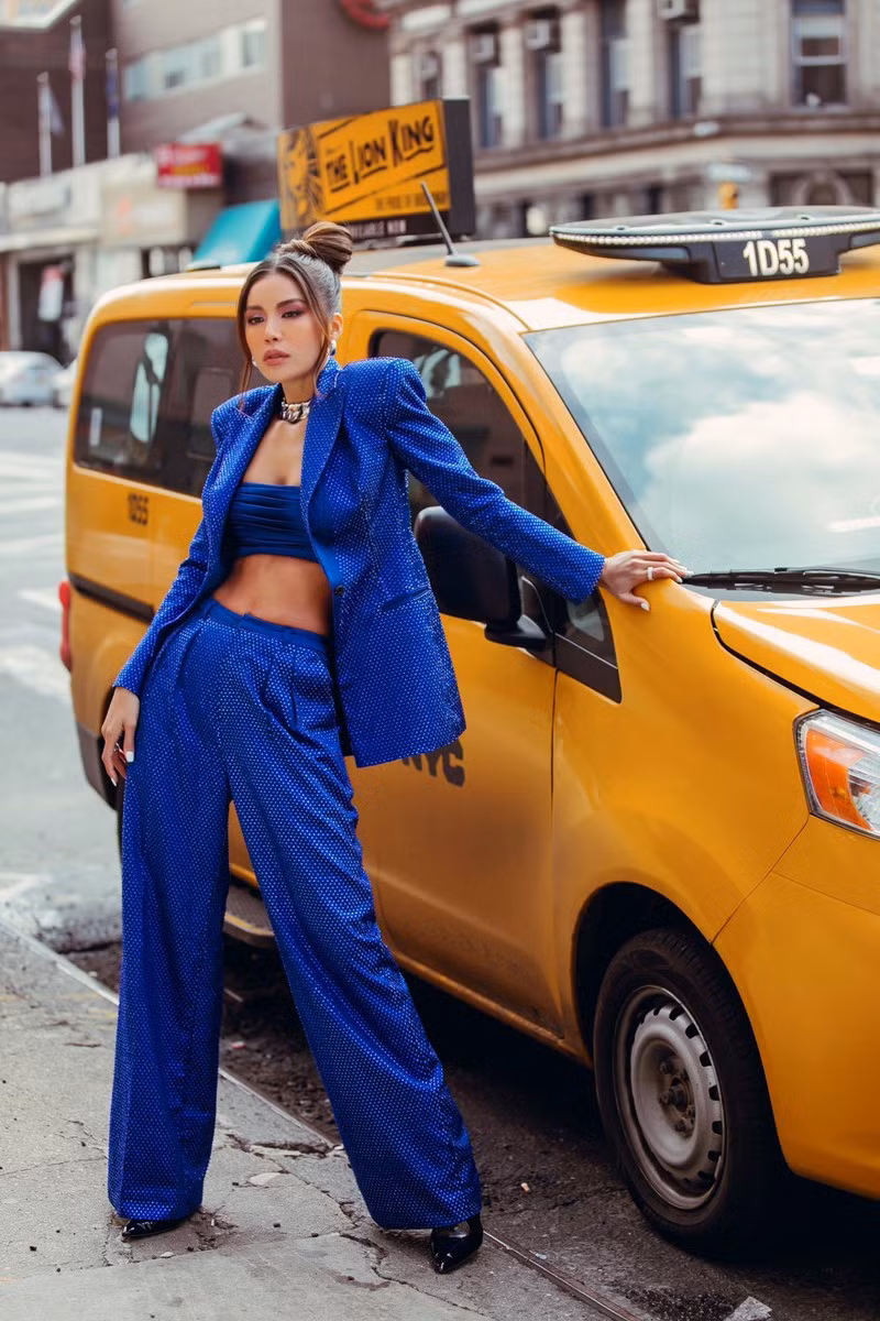Tiếp tục tin tưởng lựa chọn trang phục của NTK Chung Thanh Phong cho bộ ảnh street style và trang phục đi dự show, Minh Tú đã linh hoạt biến hoá trong cách mix, match quần áo, phụ kiện cùng cách trang điểm, làm tóc. Tiếp tục tin tưởng lựa chọn trang phục của NTK Chung Thanh Phong cho bộ ảnh street style và trang phục đi dự show, Minh Tú đã linh hoạt biến hoá trong cách mix, match quần áo, phụ kiện cùng cách trang điểm, làm tóc.