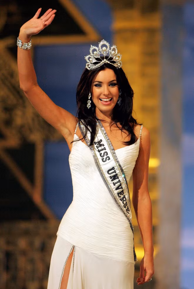  Natalie Glebova lúc đăng quang Hoa hậu Hoàn vũ 2005 - Ảnh: BTC