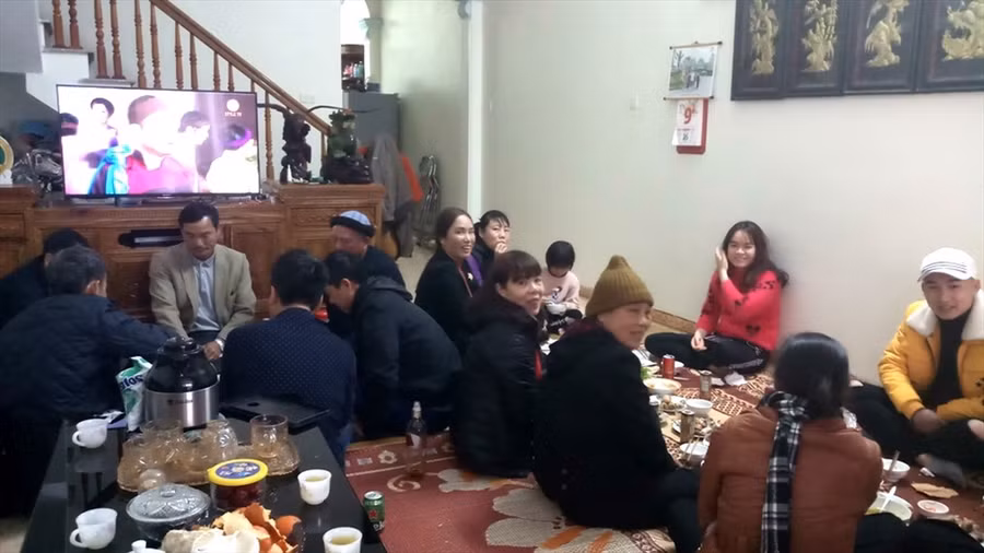 Gia đình tổ chức bữa cơm thân mật cho Thanh Ngọc trước ngày lên đường. Ảnh: Quách Du 
