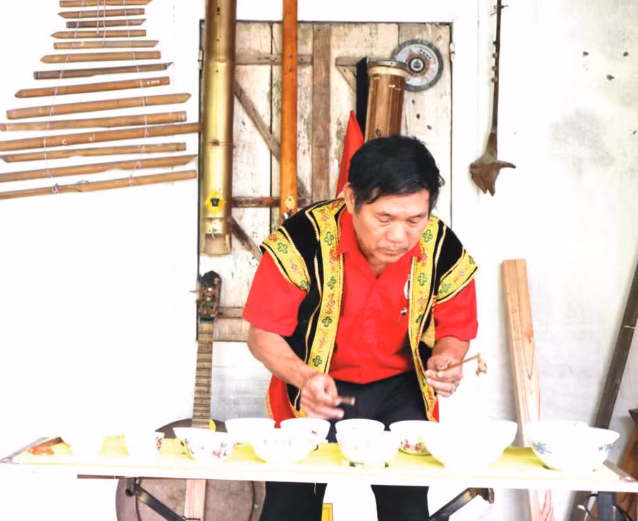  “Nghệ nhân” Nguyễn Thanh Phúc đang biểu diễn đàn bát, bài “Trống cơm”.