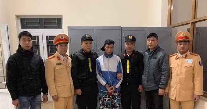 Phạm Ngọc Tuấn (áo xanh trắng) bị bắt giữ tại tỉnh Sơn La.
