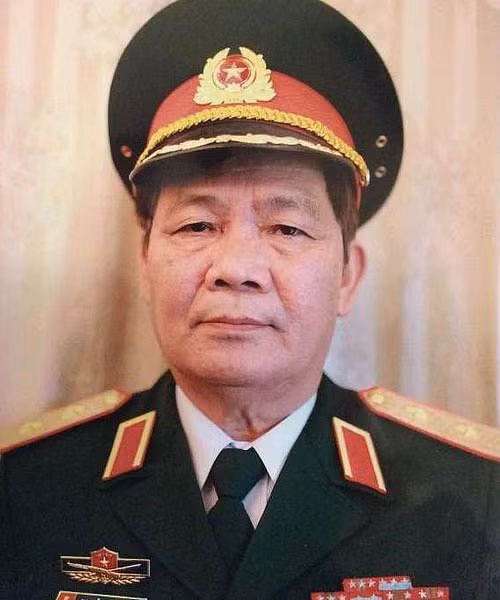 Trung tướng Nguyễn Hữu Khảm - nguyên Phó Tổng tham mưu trưởng Quân đội Nhân dân Việt Nam, nguyên Sư đoàn trưởng Sư đoàn 316.
