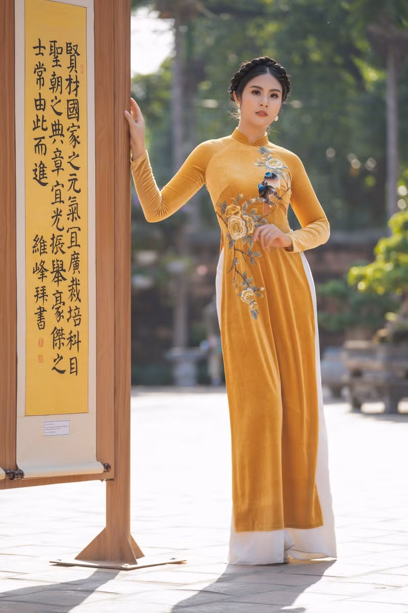 Chia sẻ về cảm hứng thiết kế, Ngọc Hân cho biết: “Những ngày đầu năm nay, thời tiết Hà Nội rất lạnh. Vì thế, tôi đã nghĩ đến việc tạo nên những chiếc áo dài vừa giúp chị em giữ ấm vừa duyên dáng, nữ tính. Các thợ thủ công đã tỉ mỉ thêu tay từng hoạ tiết trên nền vải nhung để tô điểm thêm cho những tà áo thêm điệu đà, nổi bật. Ngoài ra, tôi còn sử dụng kỹ thuật đính kết cầu kỳ để một số thiết kế thêm ấn tượng”. 