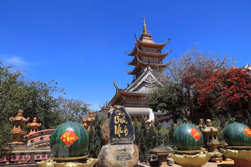 Nét riêng của chùa Bửu Minh là chỉ có một đòn dông duy nhất, với một mái trước và một mái sau dốc đến 45 độ, tạo dáng cao vút và thanh thoát như mái nhà rông Tây Nguyên. (Ảnh: Thành Đạt/TTXVN)