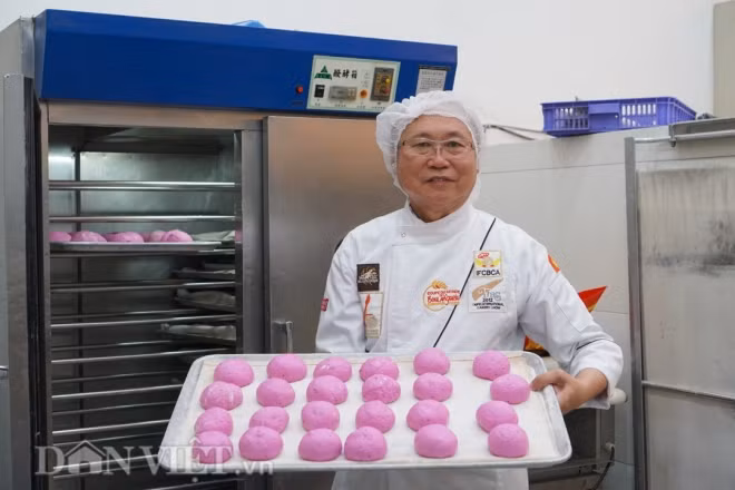 Ông Kao Siêu Lực, Tổng Giám đốc Công ty TNHH Một thành viên bánh kẹo Á Châu – ABC với mẻ bánh mì thanh long.