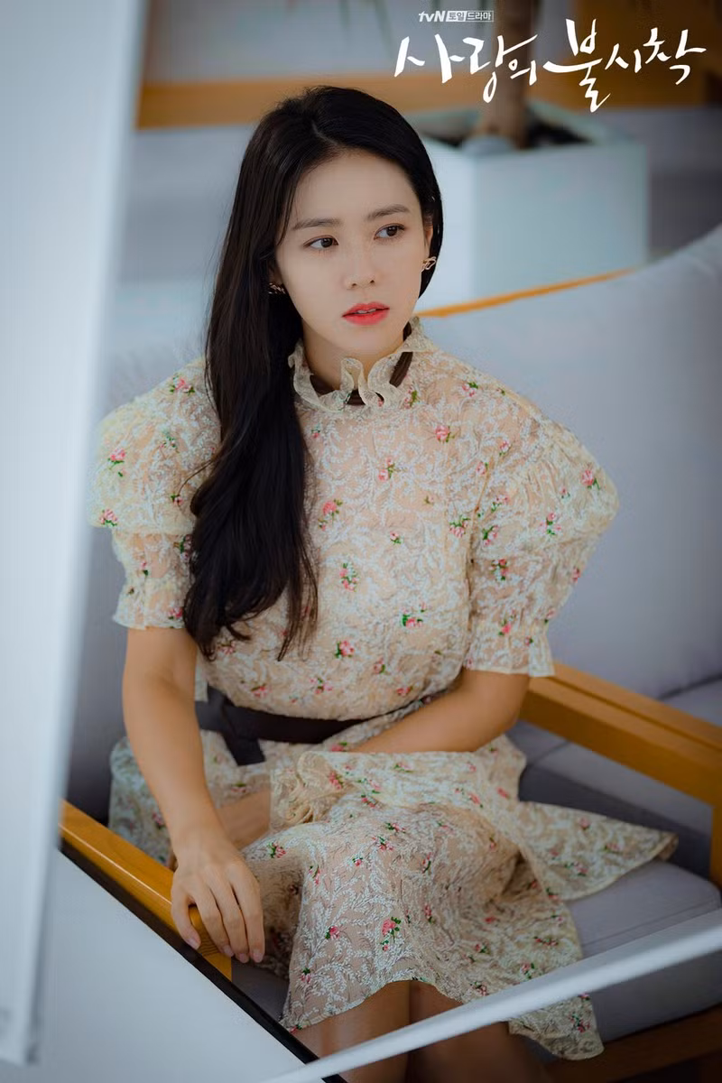 Dù đã ở tuổi 38 nhưng Son Ye Jin vẫn vô cùng xinh đẹp, hút mắt với nụ cười duyên dáng và đôi mắt biết nói.