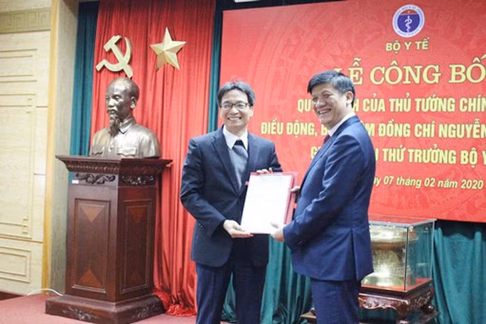 Phó Thủ tướng Vũ Đức Đam trao quyết định và chúc mừng tân Thứ trưởng Nguyễn Thanh Long