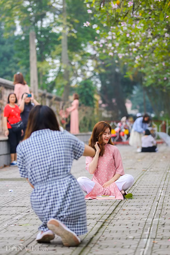 Không phải loài hoa đặc trưng của Hà Nội nhưng hoa ban được người dân Thủ đô yêu mến và coi như một dấu hiệu tốt đẹp hơn mà mùa xuân mang tới.