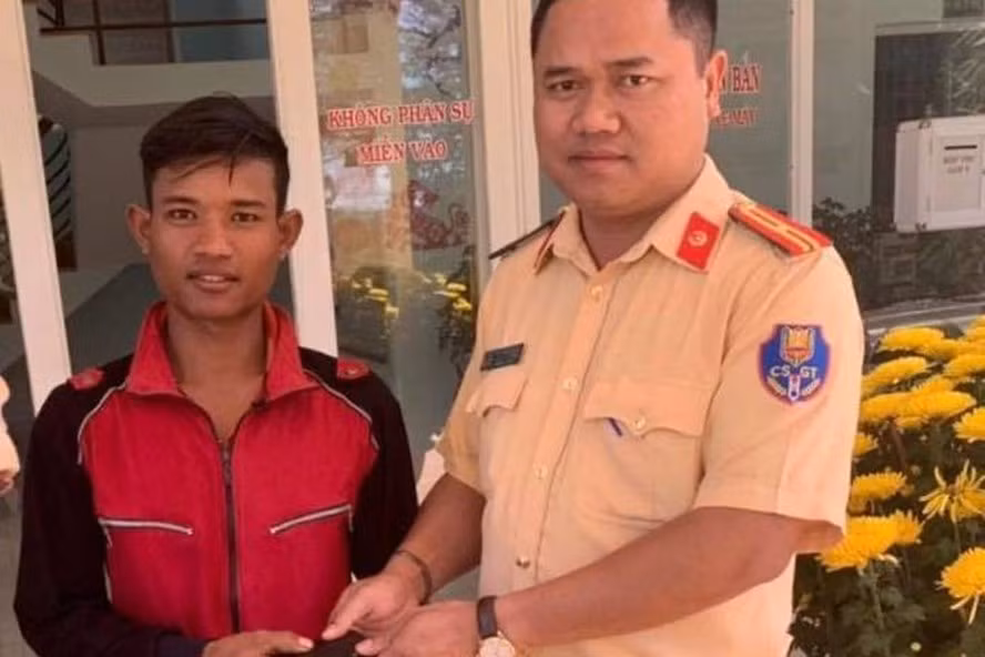 Hình ảnh cán bộ CSGT Đắk Lắk nhặt của rơi trả lại cho người dân được chia sẻ nhiều trên các trang mạng xã hội. Ảnh: LX