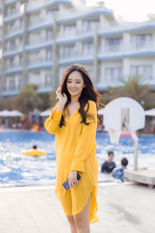  Hoa hậu Mai Phương Thuý rạng rỡ, gợi cảm trong bộ váy màu vàng rực.