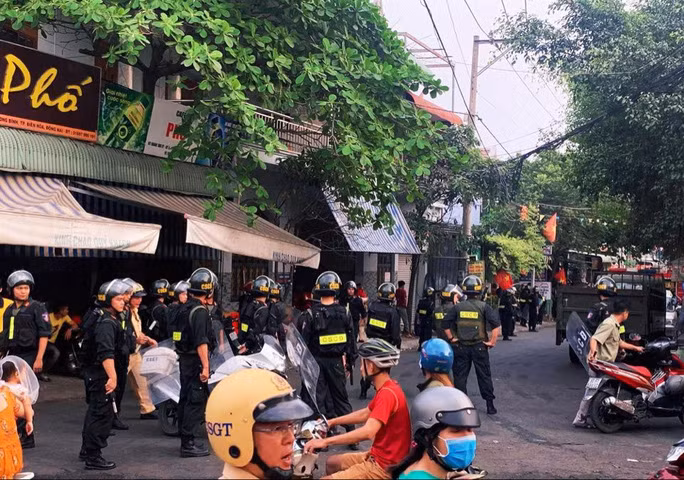  Hơn 1 giờ sau, đối tượng đã chịu mở cửa theo về đồn công an
