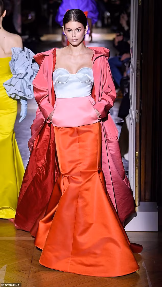 Con gái cô - Kaia Gerber năm nay 19 tuổi, hiện là một trong những chân dài đầy tiềm năng của làng thời trang thế giới. Kaia Gerber mặc dù mới bước vào showbiz được hơn 2 năm nhưng cô đã có chỗ đứng vững trong làng mốt, nằm trong dàn sao hạng A và 