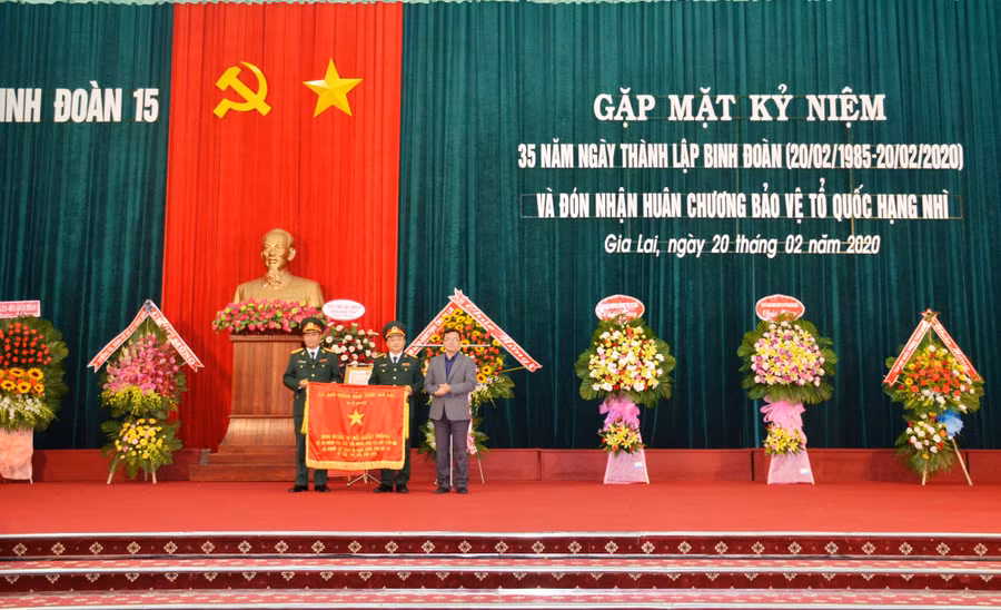 Trao cờ của Chủ tịch UBND tỉnh cho lãnh đạo Binh đoàn. Ảnh: Vĩnh Hoàng