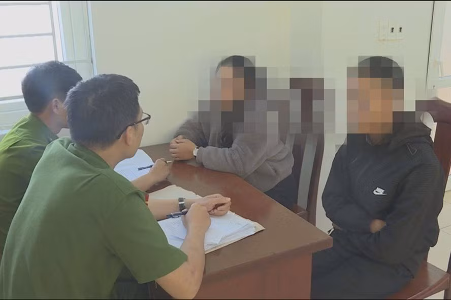 Một số học sinh bị công an lấy lời khai vì cho vay nặng lãi. Ảnh: LX