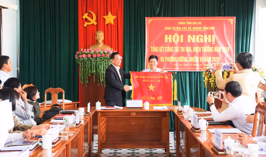 Đại diện lãnh đạo Sở Nội vụ bàn giao nhiệm vụ Trưởng khối thi đua các sở, ngành tổng hợp năm 2020 cho Cục Thống kê tỉnh. Ảnh: Minh Nguyễn