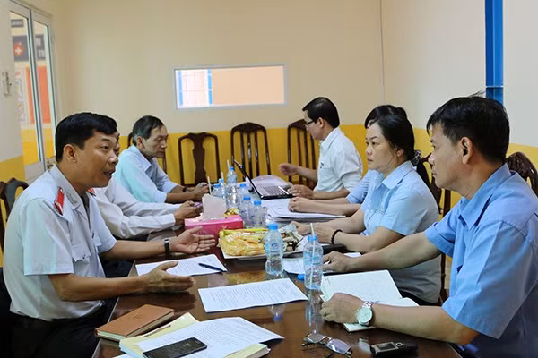  Phụ cấp thâm niên là một khoản tiền có ý nghĩa khích lệ, khuyến khích một số ngạch công chức khi họ công tác lâu năm trong ngành