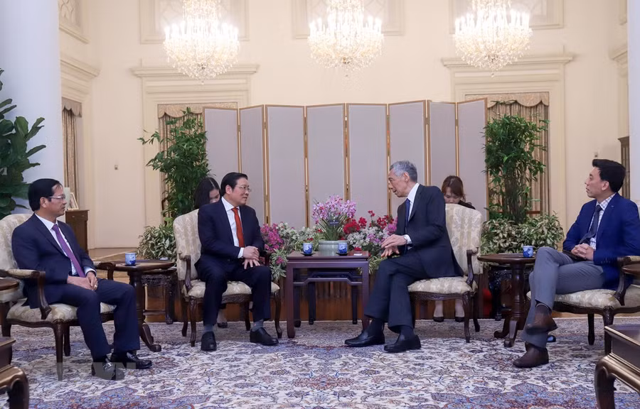 Ông Phan Đình Trạc chào xã giao Thủ tướng Singapore Lý Hiển Long ngày 20/02. (Ảnh: Lê Dương/TTXVN)